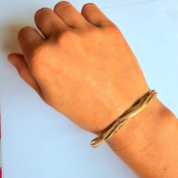 10K Solid Yellow Gold Classic Chevron Wave Diamond Etched Bangle Bracelet JJT - Picture 3 of 9